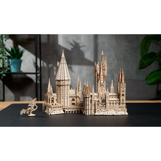 UGears Harry Potter Hogwarts Castle houten 3D bouwpakket met torens en bewegende trap - vooraanzicht