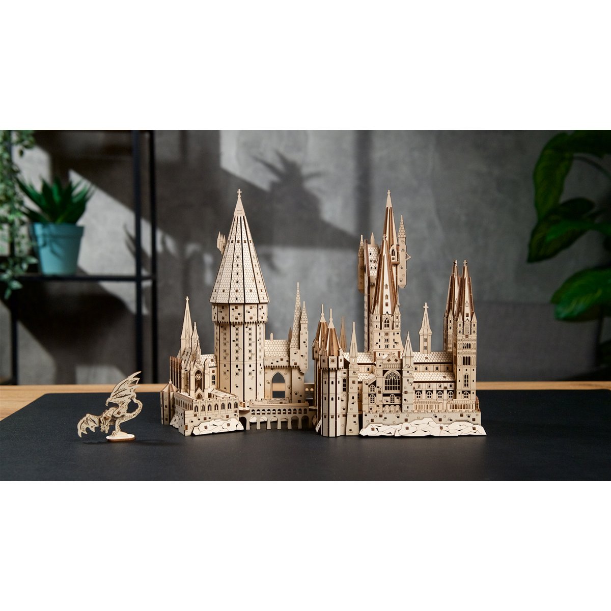 UGears Harry Potter Hogwarts Castle houten 3D bouwpakket met torens en bewegende trap - vooraanzicht