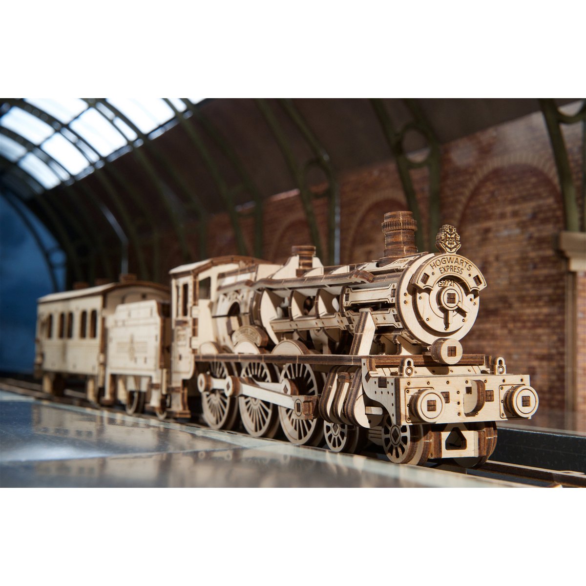 Ugears Harry Potter Hogwarts Express houten mechanisch modelbouwpakket met locomotief, tender en passagierswagon - achteraanzicht