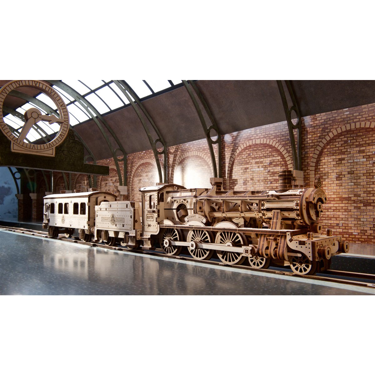 Ugears Harry Potter Hogwarts Express houten mechanisch modelbouwpakket met locomotief, tender en passagierswagon - detailfoto