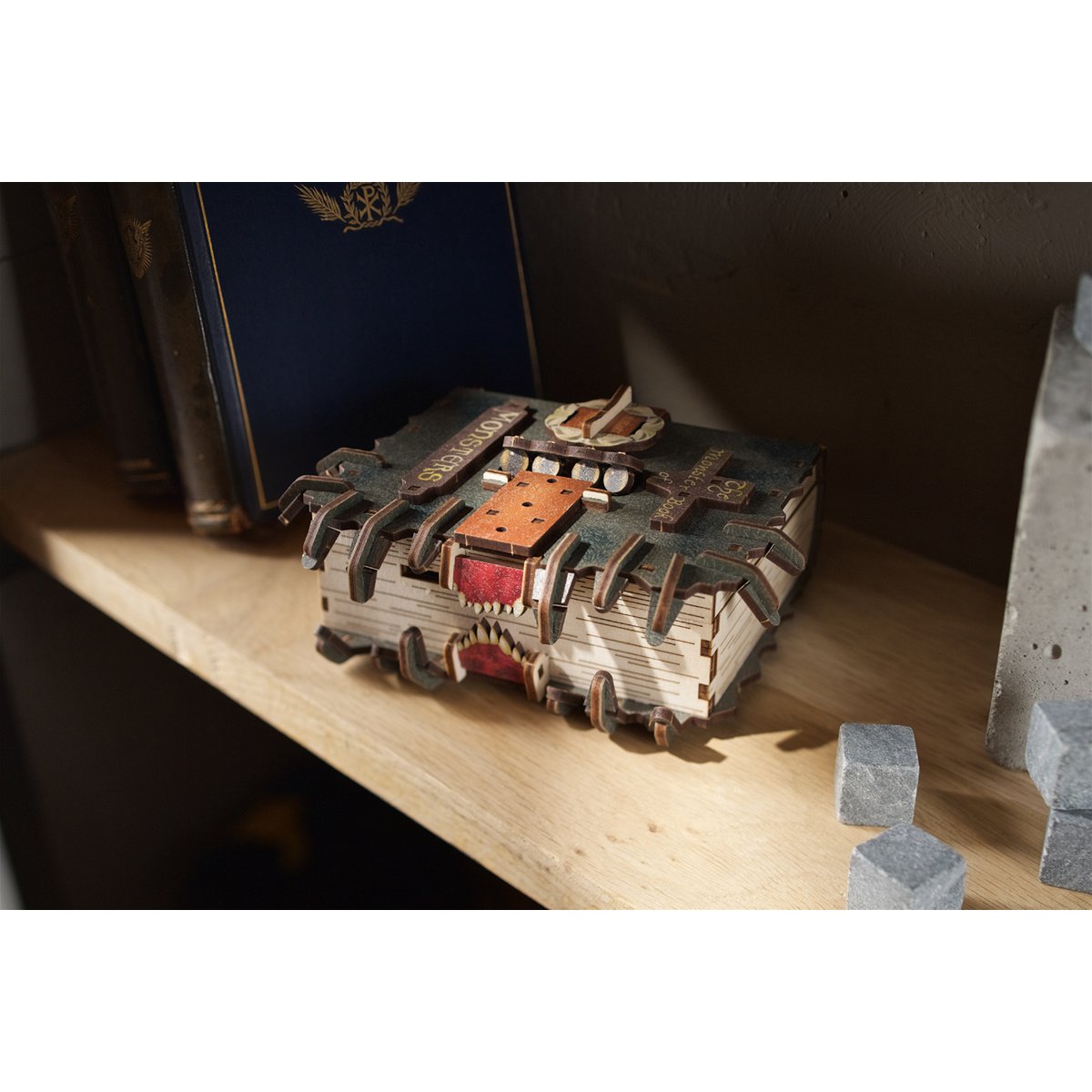 UGears Monster Book of Monsters houten 3D puzzel geïnspireerd op Harry Potter - vooraanzicht