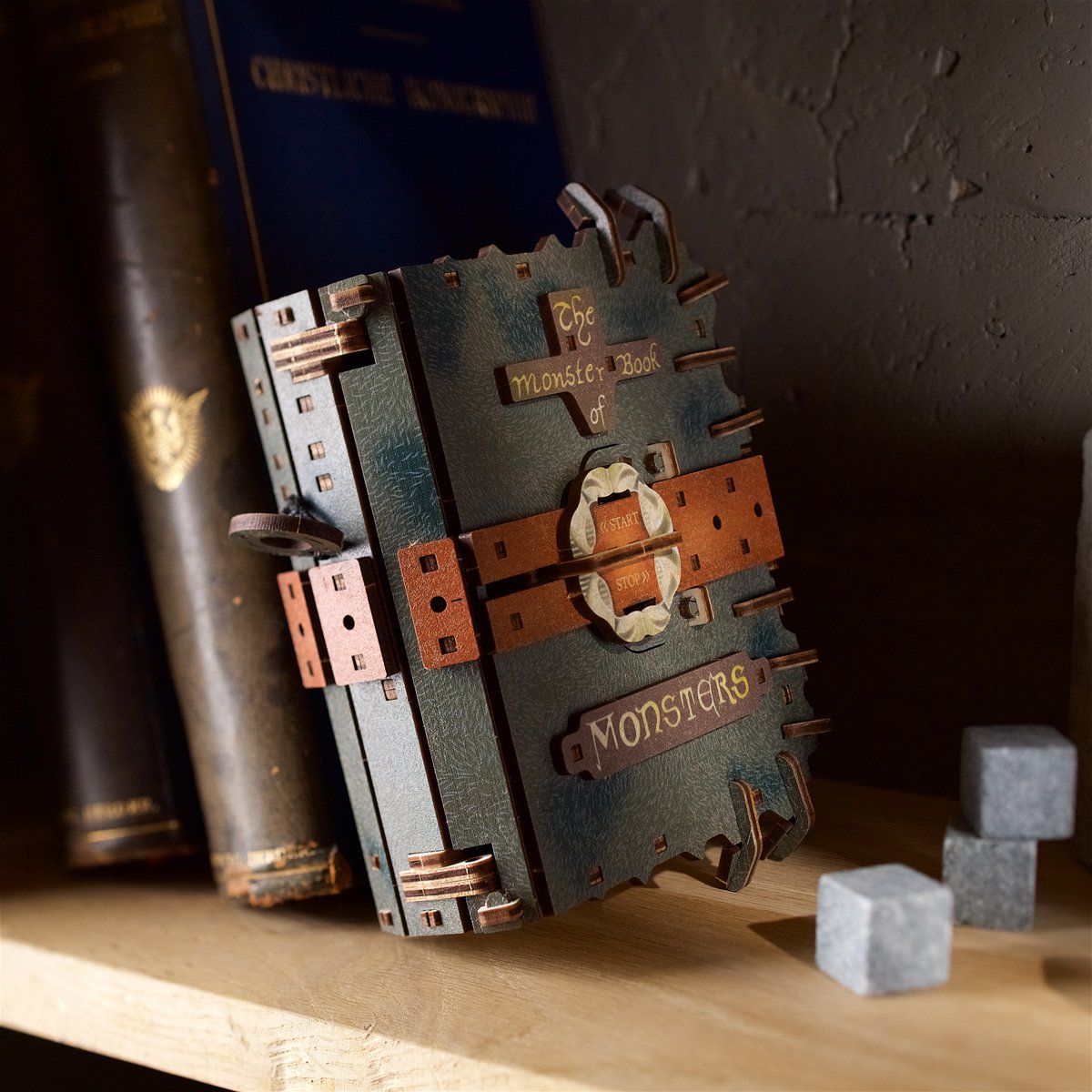 UGears Monster Book of Monsters houten 3D puzzel geïnspireerd op Harry Potter - verpakking