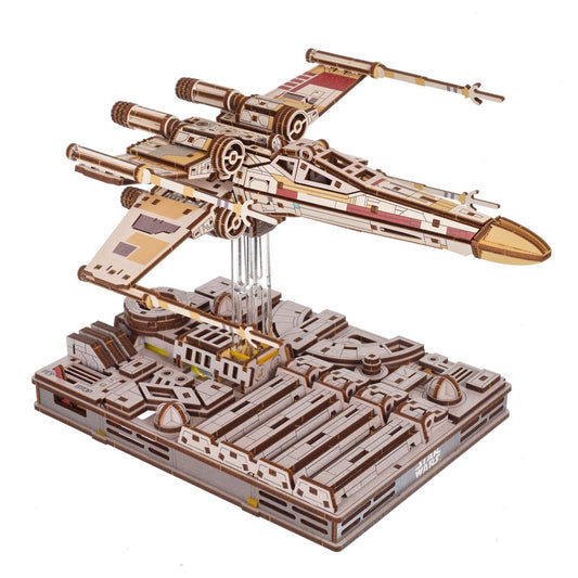 UGears Star Wars Luke Skywalker's X-Wing Starfighter 3D houten bouwpakket met Death Star standaard - detailfoto